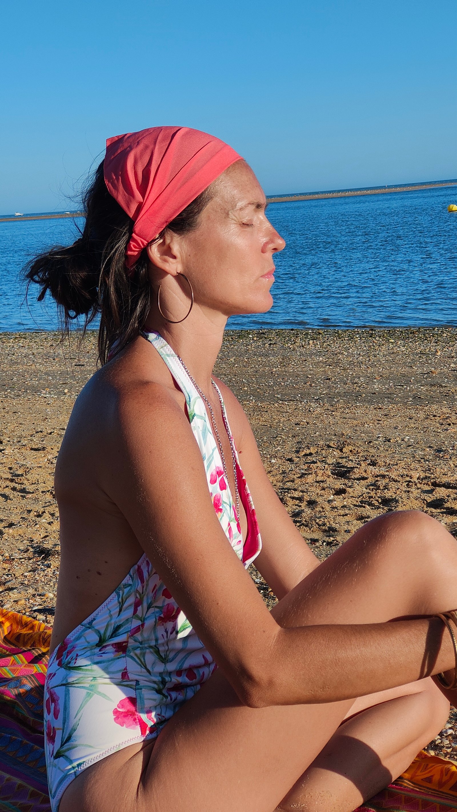 Verónica meditando en la playa